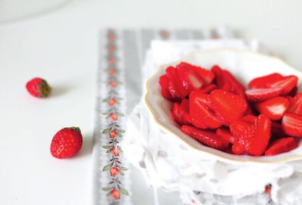 Фото шага рецепта Корзиночки  с  заварным карамельным  кремом  и  клубникой 138824 шаг 9  