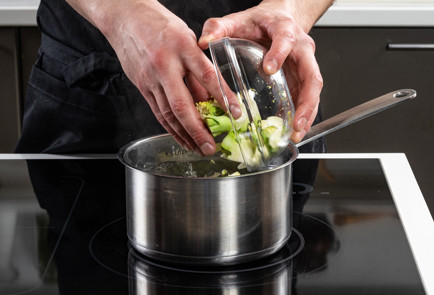 Фото шага рецепта Котлеты из брокколи 191441 шаг 3  