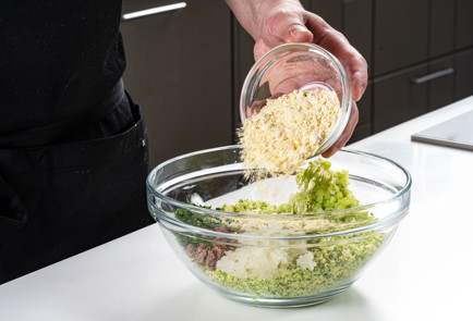 Фото шага рецепта Котлеты из брокколи 191441 шаг 6  