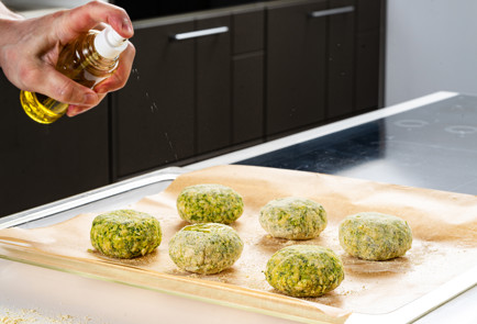 Фото шага рецепта Котлеты из брокколи 191441 шаг 8  