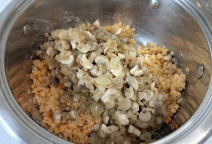 Фото шага рецепта Котлеты из чечевицы с грибами 191603 шаг 5  