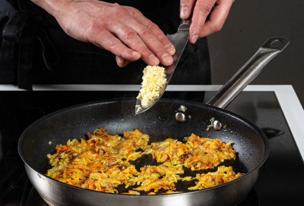 Фото шага рецепта Котлеты из чечевицы 191460 шаг 5  