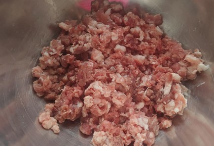 Фото шага рецепта Котлеты из домашнего фарша со шпинатом 189845 шаг 1  