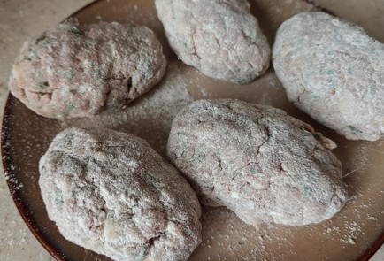 Фото шага рецепта Котлеты из домашнего фарша со шпинатом 189845 шаг 10  