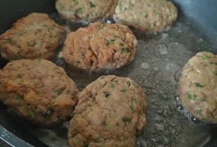 Фото шага рецепта Котлеты из домашнего фарша со шпинатом 189845 шаг 11  