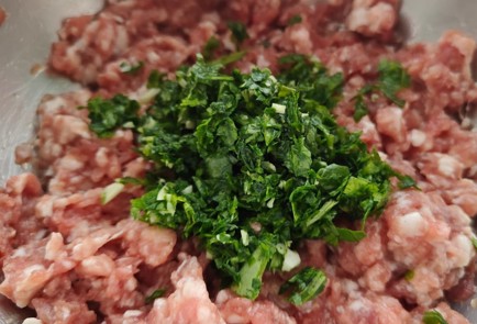 Фото шага рецепта Котлеты из домашнего фарша со шпинатом 189845 шаг 7  