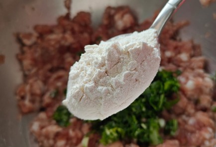 Фото шага рецепта Котлеты из домашнего фарша со шпинатом 189845 шаг 8  