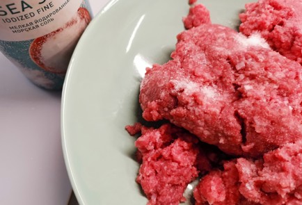 Фото шага рецепта Котлеты из фарша с беконом 190480 шаг 1  