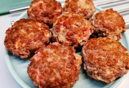 Фото шага рецепта Котлеты из фарша с беконом 190480 шаг 10  