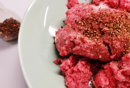 Фото шага рецепта Котлеты из фарша с беконом 190480 шаг 2  