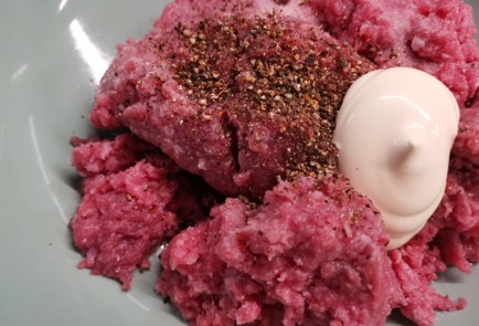 Фото шага рецепта Котлеты из фарша с беконом 190480 шаг 3  