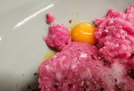 Фото шага рецепта Котлеты из фарша с беконом 190480 шаг 4  