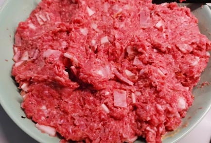 Фото шага рецепта Котлеты из фарша с беконом 190480 шаг 7  