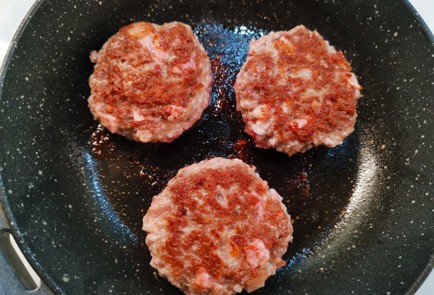 Фото шага рецепта Котлеты из фарша с беконом 190480 шаг 8  