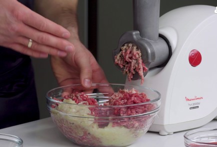 Фото шага рецепта Котлеты из говядины с картофельным пюре и клюквенным соусом 152150 шаг 1  