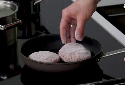 Фото шага рецепта Котлеты из говядины с картофельным пюре и клюквенным соусом 152150 шаг 10  