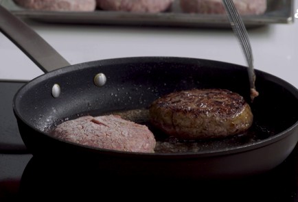 Фото шага рецепта Котлеты из говядины с картофельным пюре и клюквенным соусом 152150 шаг 11  