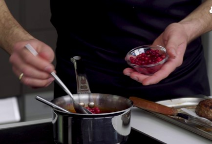 Фото шага рецепта Котлеты из говядины с картофельным пюре и клюквенным соусом 152150 шаг 12  