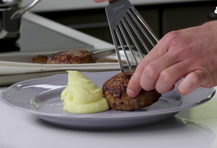 Фото шага рецепта Котлеты из говядины с картофельным пюре и клюквенным соусом 152150 шаг 13  