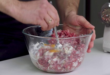 Фото шага рецепта Котлеты из говядины с картофельным пюре и клюквенным соусом 152150 шаг 2  