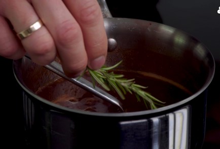 Фото шага рецепта Котлеты из говядины с картофельным пюре и клюквенным соусом 152150 шаг 4  