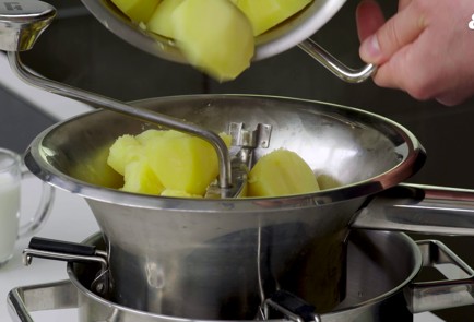 Фото шага рецепта Котлеты из говядины с картофельным пюре и клюквенным соусом 152150 шаг 5  