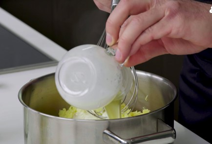 Фото шага рецепта Котлеты из говядины с картофельным пюре и клюквенным соусом 152150 шаг 6  