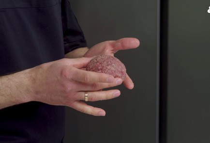 Фото шага рецепта Котлеты из говядины с картофельным пюре и клюквенным соусом 152150 шаг 9  