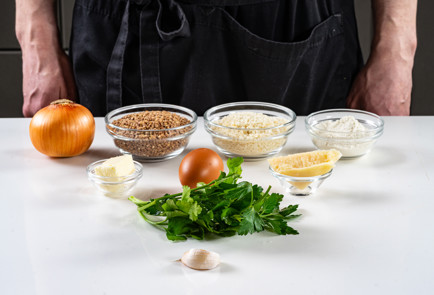 Фото шага рецепта Котлеты из гречки с луком и пармезаном 191446 шаг 1  