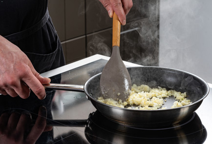 Фото шага рецепта Котлеты из гречки с луком и пармезаном 191446 шаг 4  