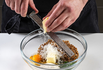 Фото шага рецепта Котлеты из гречки с луком и пармезаном 191446 шаг 5  