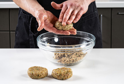 Фото шага рецепта Котлеты из гречки с луком и пармезаном 191446 шаг 7  