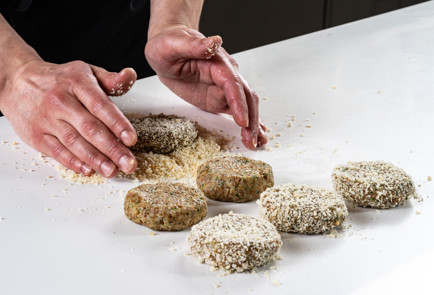 Фото шага рецепта Котлеты из гречки с луком и пармезаном 191446 шаг 8  