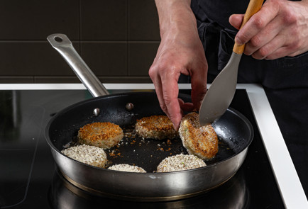 Фото шага рецепта Котлеты из гречки с луком и пармезаном 191446 шаг 9  