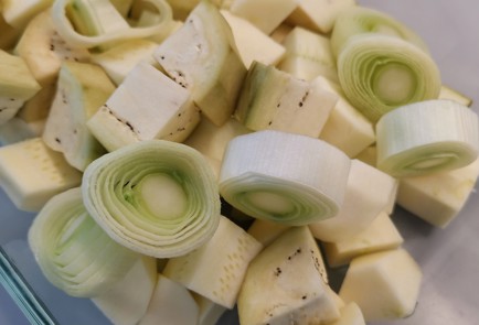 Фото шага рецепта Котлеты из индейки на овощной подушке 174120 шаг 3  