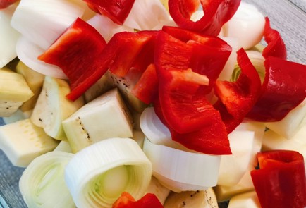 Фото шага рецепта Котлеты из индейки на овощной подушке 174120 шаг 5  