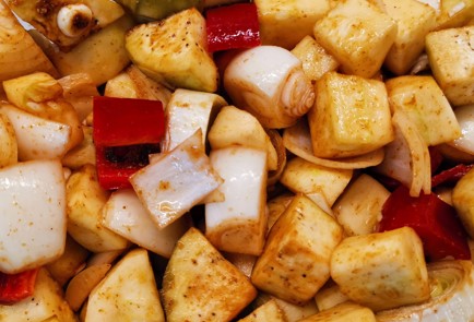 Фото шага рецепта Котлеты из индейки на овощной подушке 174120 шаг 7  