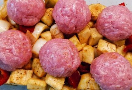 Фото шага рецепта Котлеты из индейки на овощной подушке 174120 шаг 8  