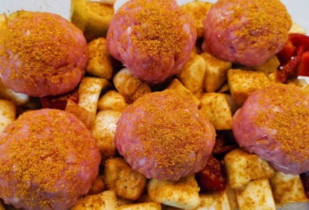 Фото шага рецепта Котлеты из индейки на овощной подушке 174120 шаг 9  