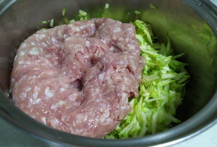 Фото шага рецепта Котлеты из индейки с кабачком 189564 шаг 2  