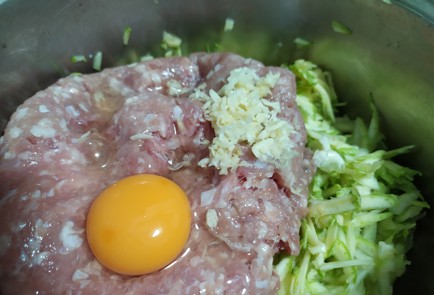 Фото шага рецепта Котлеты из индейки с кабачком 189564 шаг 4  