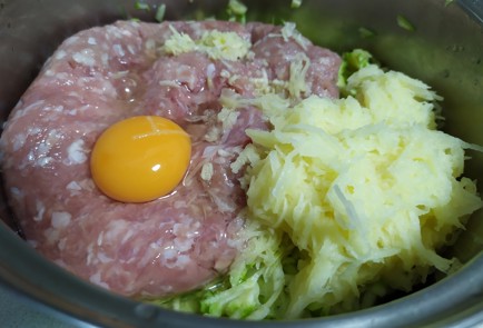 Фото шага рецепта Котлеты из индейки с кабачком 189564 шаг 5  