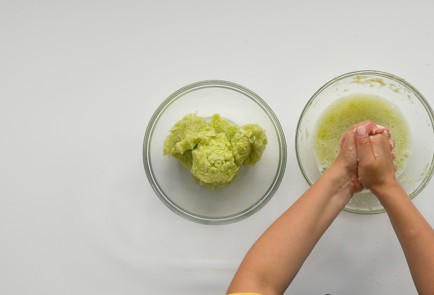 Фото шага рецепта Котлеты из кабачков с сыром 34225 шаг 3  