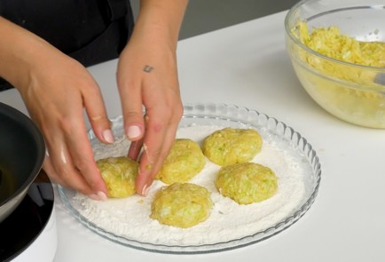 Фото шага рецепта Котлеты из кабачков с сыром 34225 шаг 7  