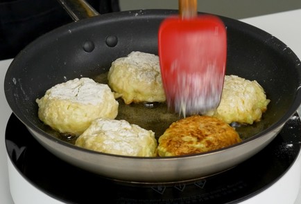 Фото шага рецепта Котлеты из кабачков с сыром 34225 шаг 8  