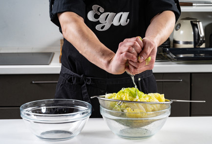 Фото шага рецепта Котлеты из капусты с острым соусом 191452 шаг 3  