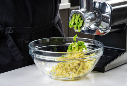 Фото шага рецепта Котлеты из капусты с острым соусом 191452 шаг 4  