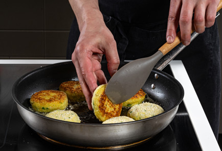 Фото шага рецепта Котлеты из капусты с острым соусом 191452 шаг 9  