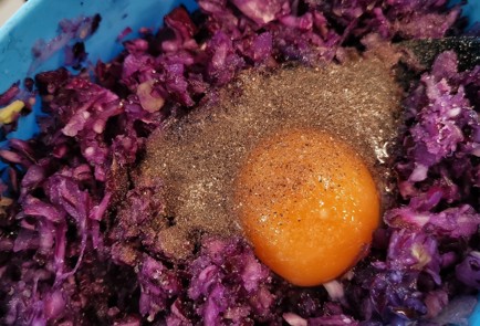 Фото шага рецепта Котлеты из краснокочанной капусты 152872 шаг 5  