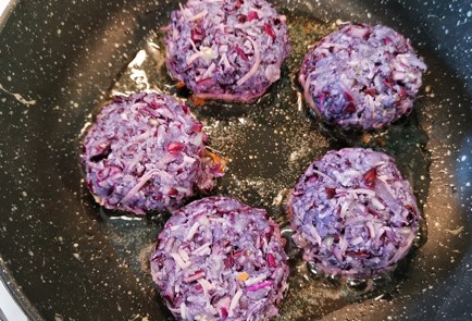 Фото шага рецепта Котлеты из краснокочанной капусты 152872 шаг 8  